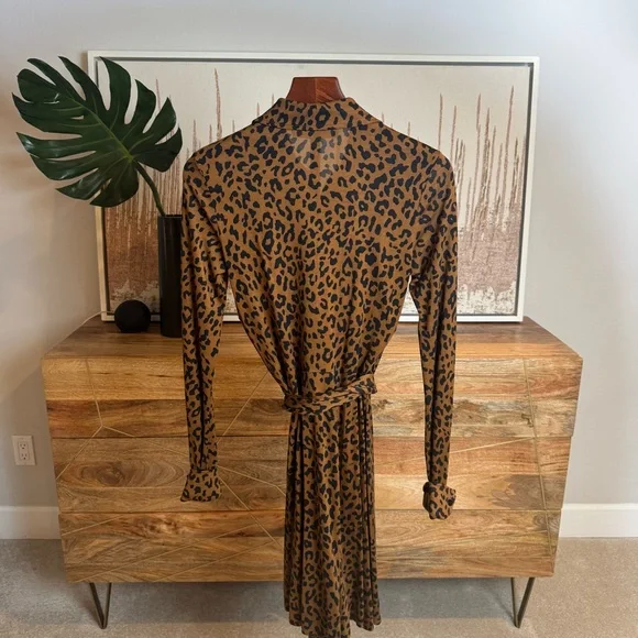 DVF  Silk Jersey Leopard Wrap Dress XS / 0 – Classic DVF Animal Print - Picture 4 of 5